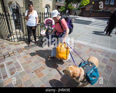 Scènes au tour de Grenfell, le feu dans l'ouest de Londres. Avec : Atmosphère, voir Où : London, England, United Kingdom Quand : 14 Juin 2017 Crédit : Wheatley/WENN Banque D'Images