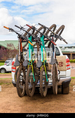 Vélos de montagne boueux sur un porte vélo à l'arrière le sei dans l'ouest de l'Australie Banque D'Images