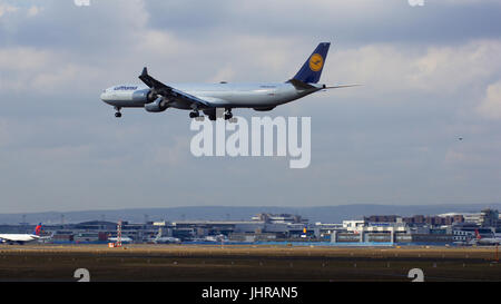 Francfort, Allemagne - 28 fév 2015 : Lufthansa Airbus A340-600 de la compagnie aérienne Lufthansa à l'atterrissage à l'Aéroport International de Francfort FRA. L'Airbus A340 MSN 569 - - enregistrement D-AIHI est nommée Ville Moenchengladbach Banque D'Images