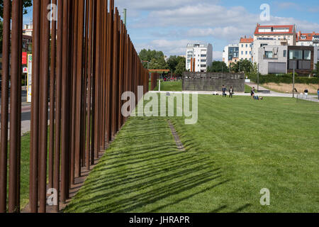 Berlin, Allemagne - 13 juillet 2017 : Vestiges du mur de Berlin / Mémorial du Mur de Berlin à la Bernauer Strasse à Berlin, Allemagne. Banque D'Images