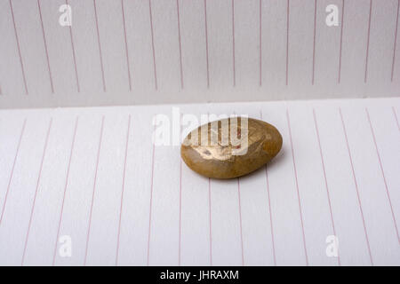 Peu d'or sur la pierre de couleur avec un fond Banque D'Images