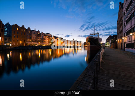 Vue sur la vieille ville de Gdańsk et de la rivière Motlawa la nuit Banque D'Images