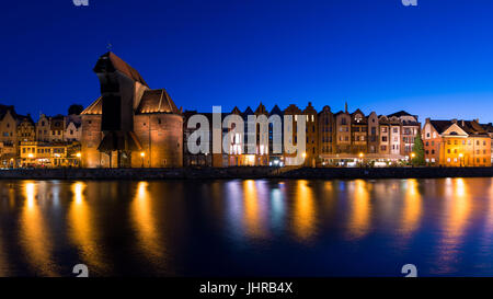 Vue sur la vieille ville de Gdańsk et de la rivière Motlawa la nuit Banque D'Images