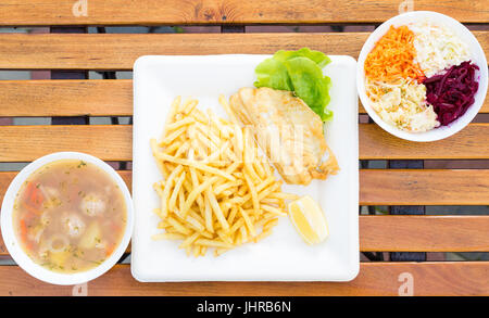 Le dîner ensemble, la soupe de poisson, poisson et frites et salade de chou Banque D'Images