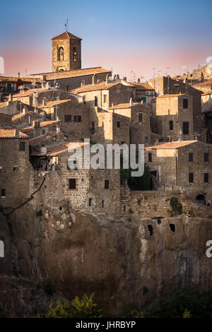 Panorama de Pitigliano, une ville construite sur un rocher de tuf, l'un des plus beaux villages d'Italie. Banque D'Images