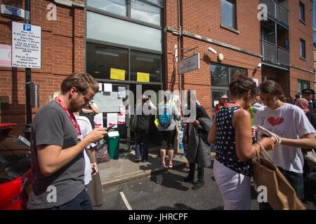 Scène à tour de Grenfell, le feu dans l'ouest de Londres. Avec : Atmosphère, voir Où : London, England, United Kingdom Quand : 14 Juin 2017 Crédit : Wheatley/WENN Banque D'Images