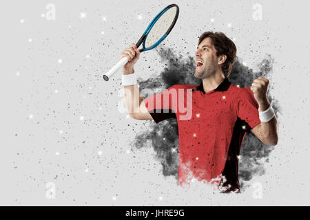 Joueur de tennis avec un uniforme rouge qui sort d'une explosion de fumée . Banque D'Images