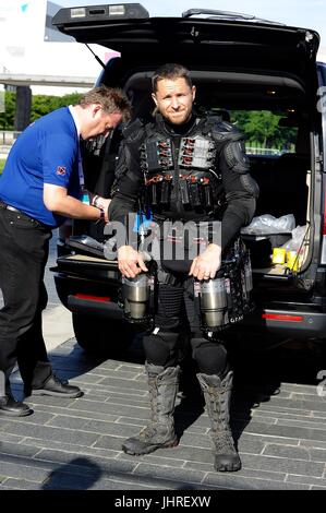 'Iron Man' Richard Browning oscille avec sa combinaison de vol Jet 'Powered by' à l'Excel lors de la London Tech Week avec : Richard où Browning : London, Royaume-Uni Quand : 14 juin 2017 Source : WENN.com Banque D'Images