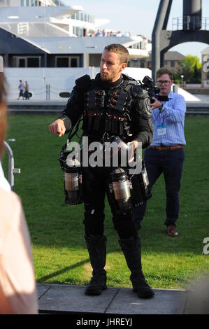 'Iron Man' Richard Browning oscille avec sa combinaison de vol Jet 'Powered by' à l'Excel lors de la London Tech Week avec : Richard où Browning : London, Royaume-Uni Quand : 14 juin 2017 Source : WENN.com Banque D'Images