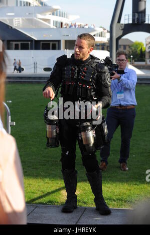 'Iron Man' Richard Browning oscille avec sa combinaison de vol Jet 'Powered by' à l'Excel lors de la London Tech Week avec : Richard où Browning : London, Royaume-Uni Quand : 14 juin 2017 Source : WENN.com Banque D'Images