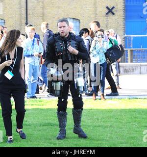 'Iron Man' Richard Browning oscille avec sa combinaison de vol Jet 'Powered by' à l'Excel lors de la London Tech Week avec : Richard où Browning : London, Royaume-Uni Quand : 14 juin 2017 Source : WENN.com Banque D'Images