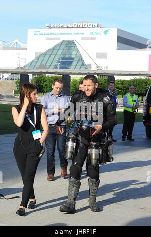 'Iron Man' Richard Browning oscille avec sa combinaison de vol Jet 'Powered by' à l'Excel lors de la London Tech Week avec : Richard où Browning : London, Royaume-Uni Quand : 14 juin 2017 Source : WENN.com Banque D'Images