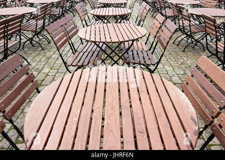 Tables et chaises d'un café en plein air Banque D'Images