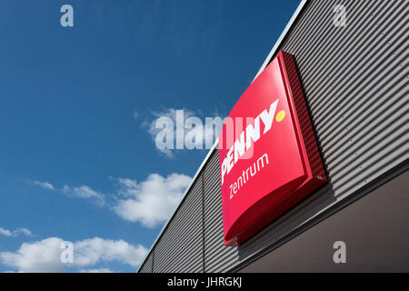 Penny signe en direction générale. Penny est une chaîne de supermarchés discount allemande appartenant à Groupe Rewe. Banque D'Images