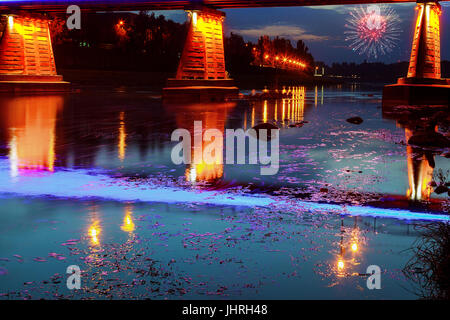 Plus d'artifice nuit ville pont de l'eau dans l'viv Banque D'Images
