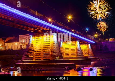 Plus d'artifice nuit ville pont de l'eau dans l'viv Banque D'Images