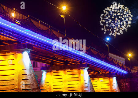 Plus d'artifice nuit ville pont de l'eau dans l'viv Banque D'Images
