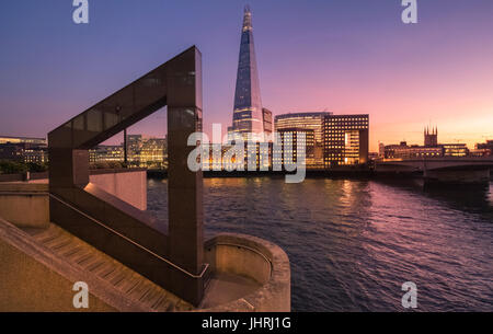 Toits de Londres au coucher du soleil, avec le Shard London Bridge et 1 bâtiments. Banque D'Images