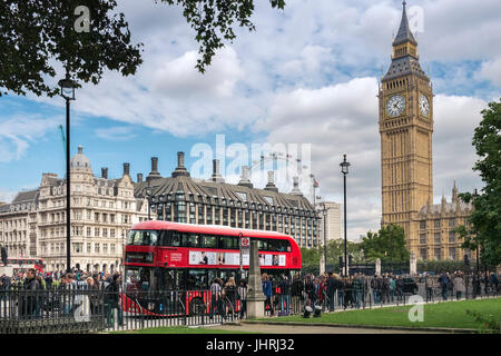 Les foules à occupé la place du Parlement, Big Ben et emblématique avec un bus red London, Westminster, Londres, Angleterre Banque D'Images