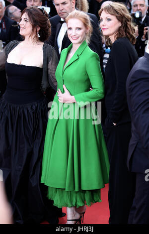 (L-R) et Maren Ade membre du jury long métrage Jessica Chastain et membre du Film de Agnès Jaoui assister à l'examen préalable l'Meyerowitz Stories au cours de la 70e assemblée annuelle du Festival du Film de Cannes au Palais des Festivals le 21 mai 2017 à Cannes, France. Banque D'Images