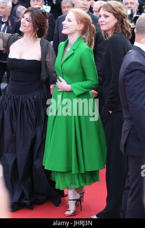 (L-R) et Maren Ade membre du jury long métrage Jessica Chastain et membre du Film de Agnès Jaoui assister à l'examen préalable l'Meyerowitz Stories au cours de la 70e assemblée annuelle du Festival du Film de Cannes au Palais des Festivals le 21 mai 2017 à Cannes, France. Banque D'Images