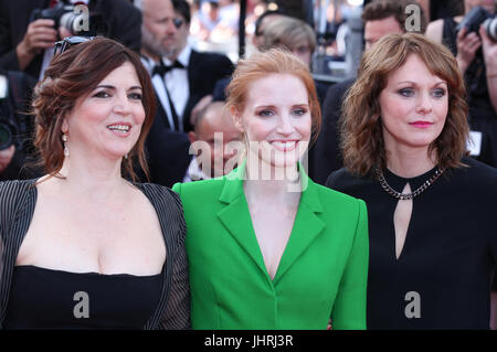 (L-R) et Maren Ade membre du jury long métrage Jessica Chastain et membre du Film de Agnès Jaoui assister à l'examen préalable l'Meyerowitz Stories au cours de la 70e assemblée annuelle du Festival du Film de Cannes au Palais des Festivals le 21 mai 2017 à Cannes, France. Banque D'Images