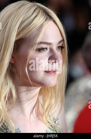 L'actrice Elle Fanning partant après l'Comment parler aux filles dans les fêtes le dépistage au cours de la 70e assemblée annuelle du Festival du Film de Cannes au Palais des Festivals le 21 mai 2017 à Cannes, France.