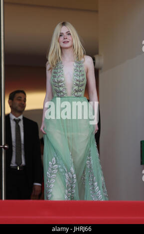 L'actrice Elle Fanning partant après l'Comment parler aux filles dans les fêtes le dépistage au cours de la 70e assemblée annuelle du Festival du Film de Cannes au Palais des Festivals le 21 mai 2017 à Cannes, France.