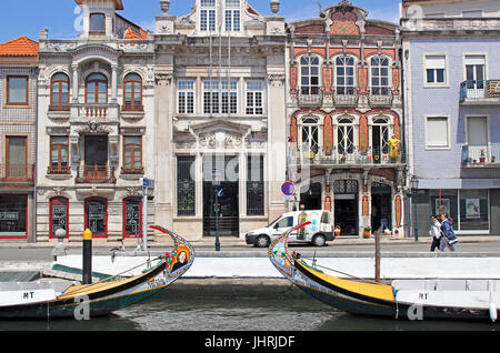 Oliceiro "bateaux de décoration art nouveau et façades de bâtiments le long du Canal Central Portugal Aveiro Banque D'Images