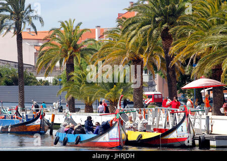 Bateaux de décoration 'Moliceiro' transporter les touristes le long du Canal Central Portugal Aveiro Banque D'Images