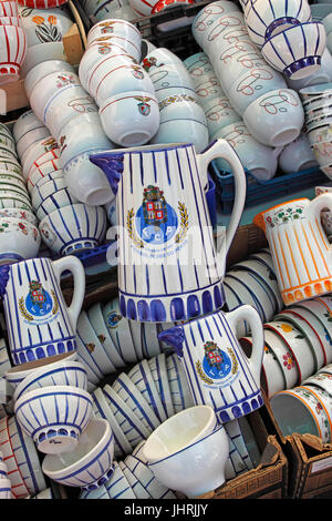 Tasses en céramique pour la vente au marché mercredi Barca Portugal Banque D'Images