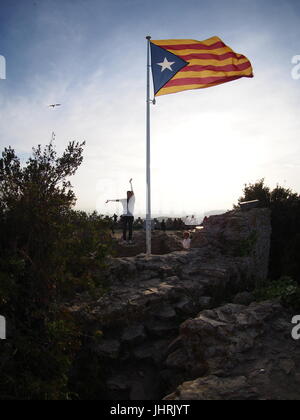 Le drapeau de l'indépendance de la catalogne vole au-dessus de château Banque D'Images