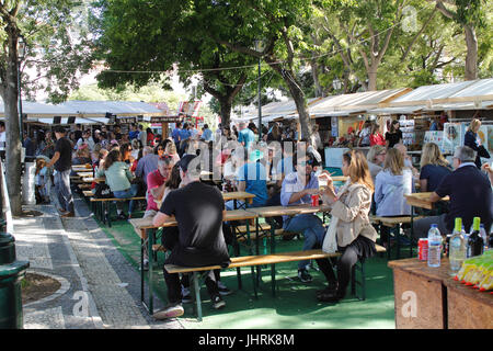 Terrasses de cafés et boutiques de Miradouro de Sao Pedro de Alcantara Park dans le Bairro Alto Lisbonne Portugal Banque D'Images