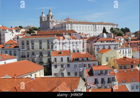 Le monastère de São Vicente de Fora et toits de tuiles en terre cuite orange rouge sur blanc bâtiments dans Alfama Lisbonne Portugal Banque D'Images