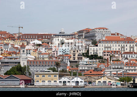 Terminal de Ferry Port de Lisbonne sur le Tage avec la ville Lisbonne Portugal Banque D'Images