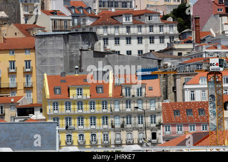 Pastel historique restauré bâtiments le long du Tage, dans le bas quartier Alfama Lisbonne Portugal Banque D'Images