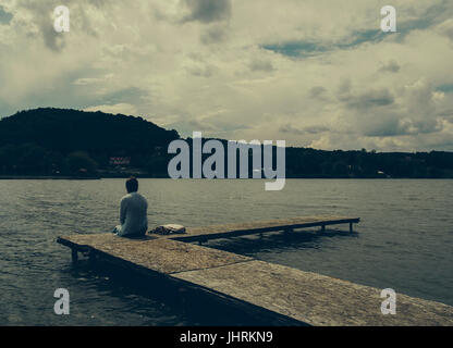 Femme triste au bord du lac Banque D'Images