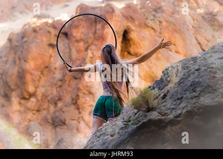 Au sommet du pilier rock, elle chante une chanson. Banque D'Images