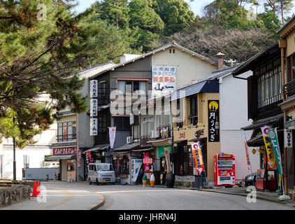 Hiroshima, Japon - Dec 28, 2015. De nombreuses boutiques sur rue dans l'île de Miyajima, Hiroshima, Japon. Miyajima est une île dans la partie occidentale de l'intérieur des terres se Banque D'Images