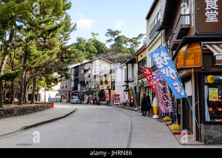 Hiroshima, Japon - Dec 28, 2015. De nombreuses boutiques sur rue dans l'île de Miyajima, Hiroshima, Japon. Miyajima est une île dans la partie occidentale de l'intérieur des terres se Banque D'Images