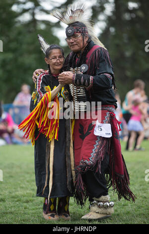 Homme et femme dansant pendant la fête du Canada dans le parc de l'Île-du-Prince-Édouard. La célébration commémore l'anniversaire de la Confédération canadienne. Banque D'Images