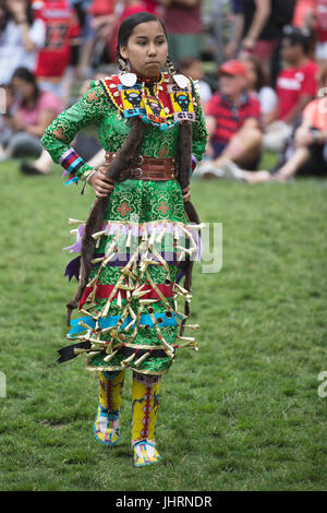 Girl Dancing l'occasion de la fête du Canada powwow de Prince's Island Park. La célébration commémore le 150e anniversaire de la confédération. Banque D'Images