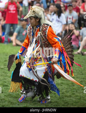 Au cours de danse de l'homme Canada Day powwow de Prince's Island Park. La célébration commémore le 150e anniversaire de la confédération. Banque D'Images