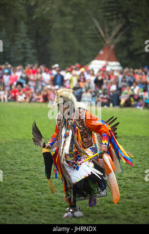 Au cours de danse de l'homme Canada Day powwow de Prince's Island Park. La célébration commémore le 150e anniversaire de la confédération. Banque D'Images