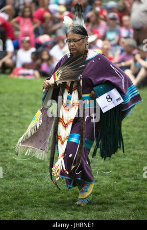 Femme dansant lors de la fête du Canada, powwow de Prince's Island Park. La célébration commémore le 150e anniversaire de la confédération. Banque D'Images