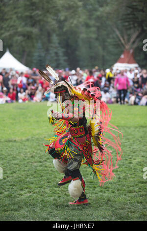 Au cours de danse de l'homme Canada Day powwow de Prince's Island Park. La célébration commémore le 150e anniversaire de la confédération. Banque D'Images