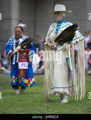 La danse des femmes l'occasion de la fête du Canada powwow de Prince's Island Park. La célébration commémore le 150e anniversaire de la confédération. Banque D'Images