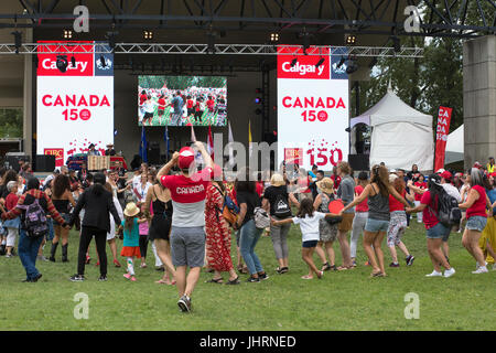 Danse en rond avec participation du public l'occasion de la fête du Canada powwow de Prince's Island Park célébrant le 150e anniversaire de la confédération Banque D'Images