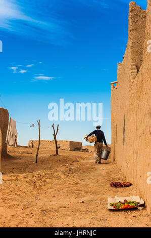 L'homme dans le petit village près de Merzouga, Maroc Banque D'Images