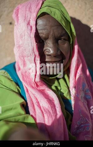 Portrait de vieille femme à Merzouga, Maroc Banque D'Images